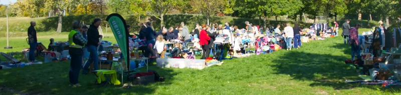 Familien, Trubel und Sonnenschein beim Heideflohmarkt